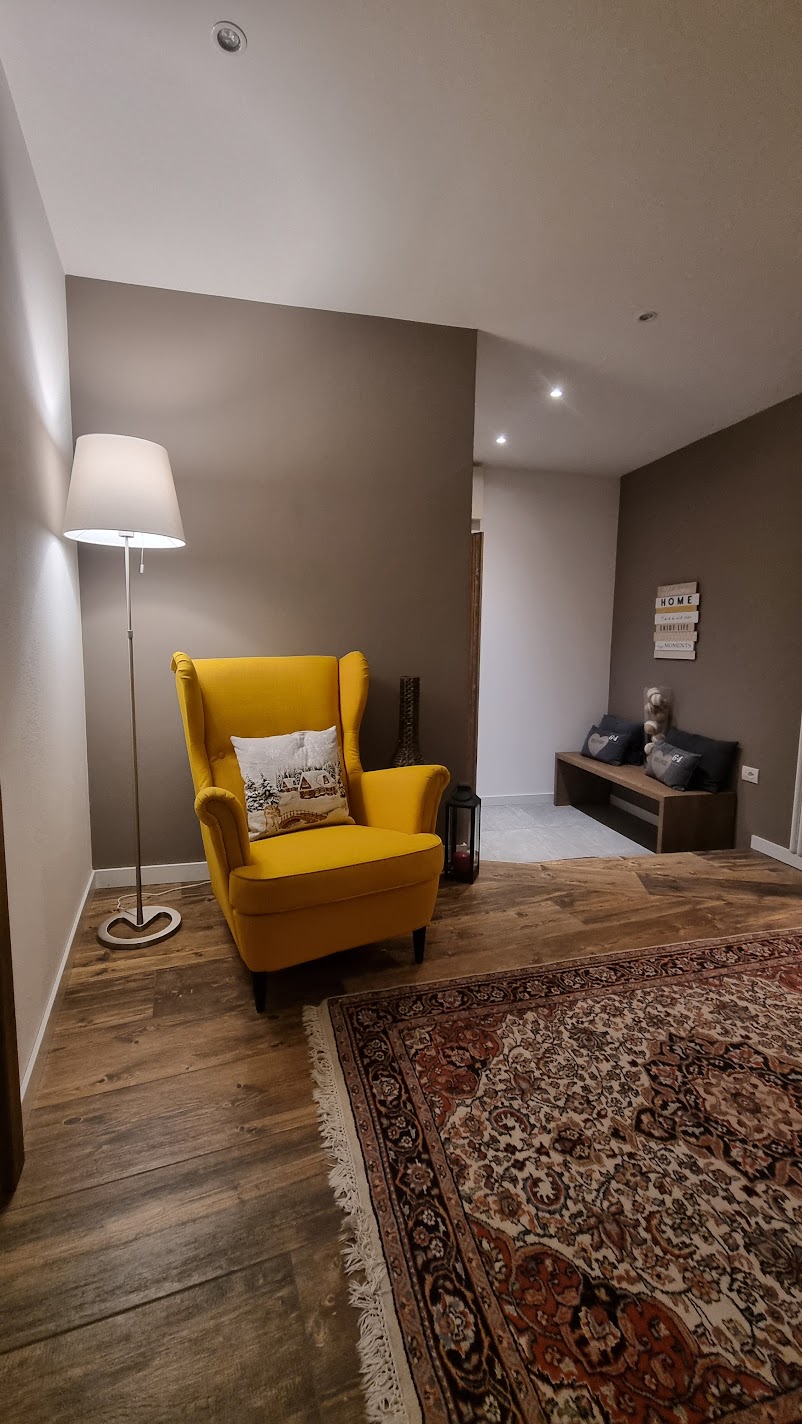Ingresso accogliente con poltrona gialla per momenti di relax