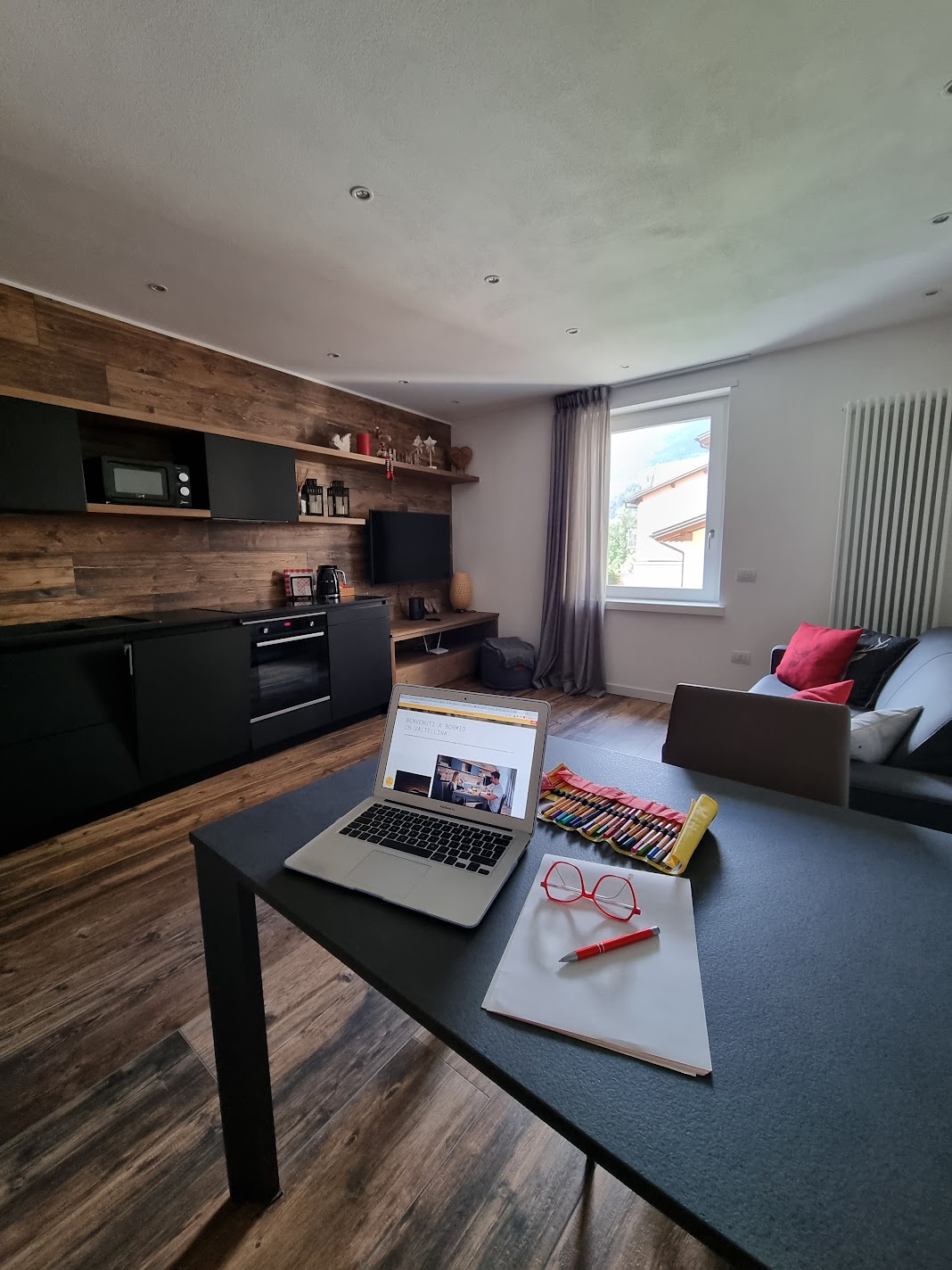 Soggiorno e ufficio temporaneo